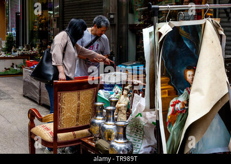 Das chinesische Volk Einkaufen an einem Bric-a-Brac Markt, Tung Street, Hongkong, China Stockfoto