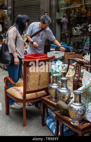 Das chinesische Volk Einkaufen an einem Bric-a-Brac Markt, Tung Street, Hongkong, China Stockfoto