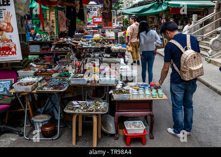 Das chinesische Volk Einkaufen an einem Bric-a-Brac Markt, Tung Street, Hongkong, China Stockfoto