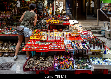 Eine touristische Browsen mit einem Bric-a-Brac Stall, Tung Street, Hongkong, China Stockfoto