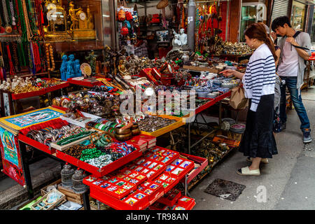 Das chinesische Volk eine bunte Surfen Bric-a-Brac Stall, Tung Street, Hongkong, China Stockfoto