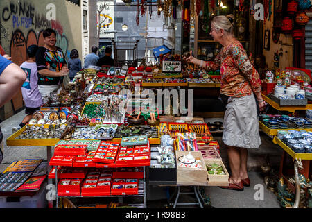 Eine europäische Frau Browsen mit einem Bric-a-Brac Stall, Tung Street, Hongkong, China Stockfoto