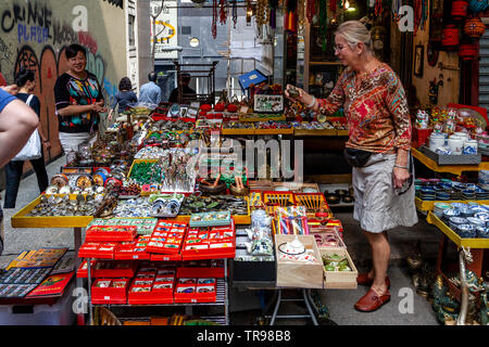 Eine europäische Frau Browsen mit einem Bric-a-Brac Stall, Tung Street, Hongkong, China Stockfoto