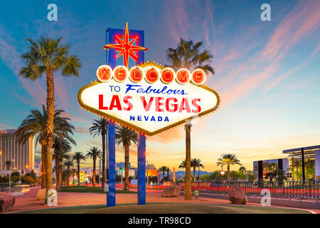 Las Vegas, Nevada, USA Willkommen in Las Vegas Sign in der Abenddämmerung.