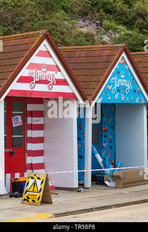 Strandhütten erhalten einen neuen Look – im Mai werden Jimmy's, Jimmy's Iced Coffee Beach Huts in Bournemouth, Dorset, Großbritannien, neu gestaltet Stockfoto