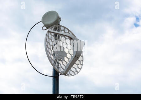 Internet Outdoor Wireless Antenne Metallstange auf dem Dach und bewölkter Himmel im Hintergrund. Moderne Technologie und Internet Konzept. Nahaufnahme Stockfoto