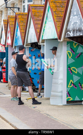 Strandhütten erhalten einen neuen Look – im Mai werden Jimmy's, Jimmy's Iced Coffee Beach Huts in Bournemouth, Dorset, Großbritannien, neu gestaltet Stockfoto