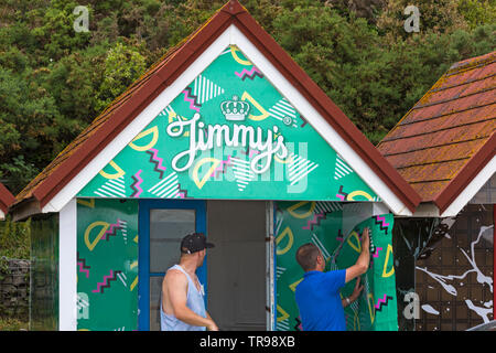 Strandhütten erhalten ein neues Aussehen – Jimmy's, Jimmy's Iced Coffee Strandhütte in Bournemouth, Dorset UK im Mai Stockfoto