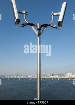 Antennen ähnlich Lautsprecher auf der Pole in der jamsil Brücke über den Fluss Han. Stockfoto