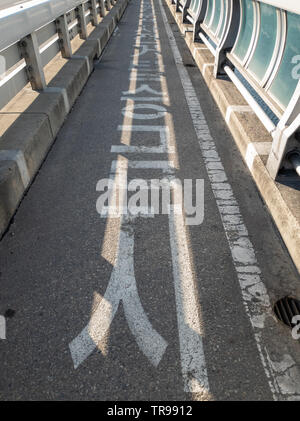 Gerade die für die fussgänger von: Jamsil Brücke (ign auf der Straße bedeutet, dass "nicht die Brücke reiten auf Fahrräder" Kreuz) Stockfoto