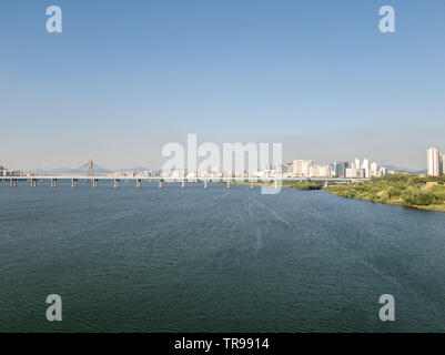 Han River über die jamsil Brücke. Es gibt einen olympischen Brücke in der Nähe von Horizont Stockfoto