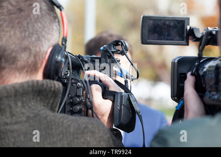 Medien, die sich mit einer Pressekonferenz, Fokus auf Video Kamera Stockfoto