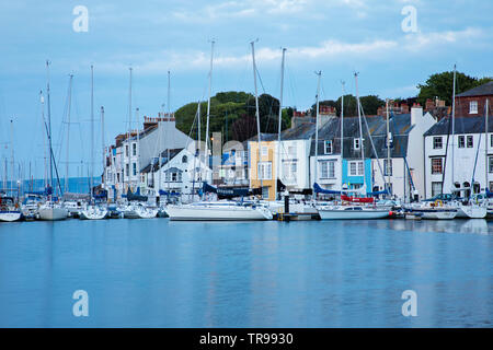 WEYMOUTH, Großbritannien - 20.Mai 2019: Der alte Hafen ist ein malerischer Hafen an der Küstenort Weymouth in Dorset, Südengland. Stockfoto