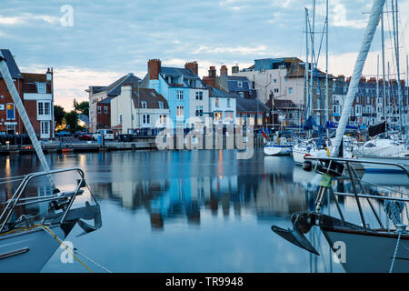 WEYMOUTH, Großbritannien - 20.Mai 2019: Der alte Hafen ist ein malerischer Hafen an der Küstenort Weymouth in Dorset, Südengland. Stockfoto