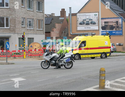 Melsele, Belgien, 30. Mai 2019, Agent auf einem Motorrad stoppt Verkehr für die Notdienste Stockfoto