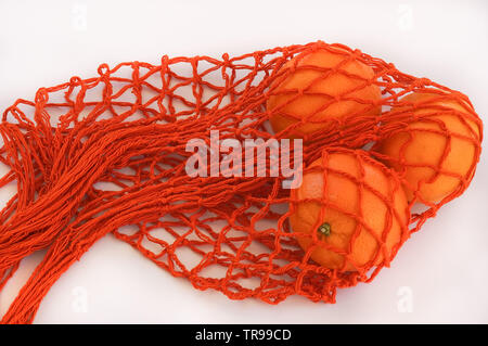 Handgefertigte string Tasche mit drei Orangen Stockfoto