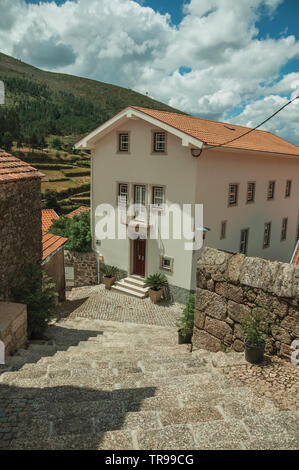 Zwei-stöckige Haus am Ende der einsame Gasse am Hang mit den Schritten an Alvoco da Serra. Ein niedliches Dorf auf einem steilen Tal im Osten Portugal festhalten. Stockfoto