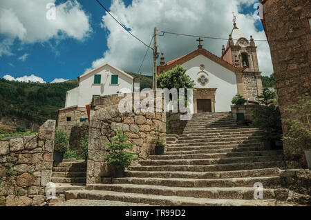 Alte Landschaft Kirche Fassade und Turm auf der Steintreppe an Alvoco da Serra. Ein niedliches Dorf auf einem steilen Tal im Osten Portugal festhalten. Stockfoto
