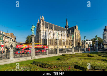 Ein Reisebus an der Vorderseite der Kirche von Notre Dame du Sablon, eine gotische Kirche in der Nähe von Sablon Square, Brüssel, Belgien Stockfoto