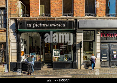 Menschen außerhalb ut pictura musica Huberty & Breyne Galerie Shop Stockfoto