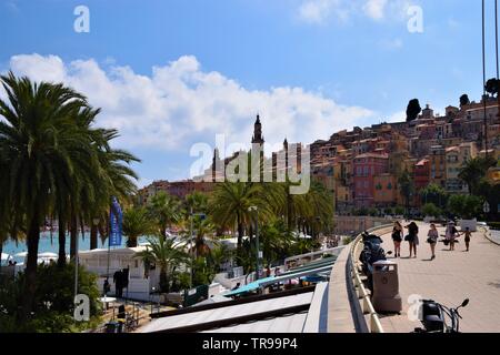 Menton, Südfrankreich, Altstadt und Promenade Blick Stockfoto