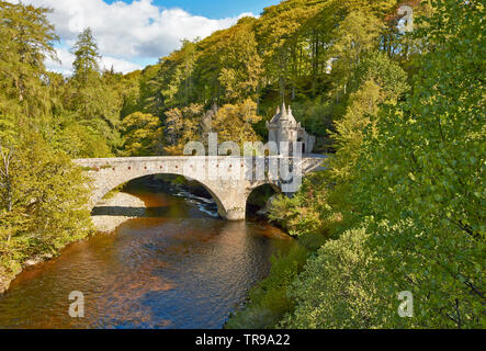 Alte Brücke des Flusses Avon BALLINDALLOCH CASTLE BANFFSHIRE SCHOTTLAND im frühen Frühling Stockfoto