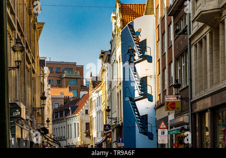 Zinn Zinn laufen über eine Treppe an der Seite eines Gebäudes an der Rue de l'Etuve, Brüssel, Belgien, lackiert Stockfoto