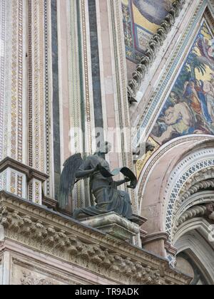 Blick auf die gotische Fassade der Dom von Orvieto, ein Meisterwerk der religiösen Bau aus dem 14. Jahrhundert mit Türmen, rose Fenster & verzierten Stein Stockfoto