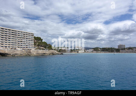 SANTA PONSA, MALLORCA, SPANIEN - 29. MAI 2019: Hotel in Paguera vom Meer türkisblaues Wasser am 29. Mai 2019 in Santa Ponsa, Mallorca, Spanien. Stockfoto