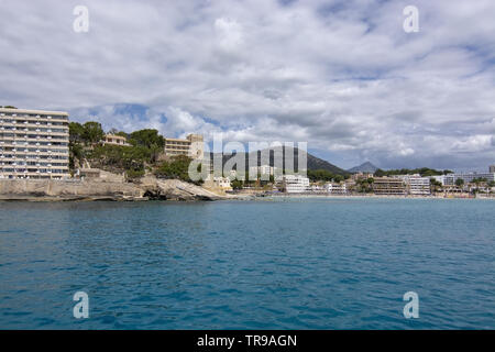 SANTA PONSA, MALLORCA, SPANIEN - 29. MAI 2019: Hotel in Paguera vom Meer türkisblaues Wasser am 29. Mai 2019 in Santa Ponsa, Mallorca, Spanien. Stockfoto