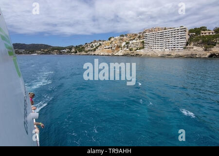 SANTA PONSA, MALLORCA, SPANIEN - 29. MAI 2019: Hotel in Paguera vom Meer türkisblaues Wasser am 29. Mai 2019 in Santa Ponsa, Mallorca, Spanien. Stockfoto