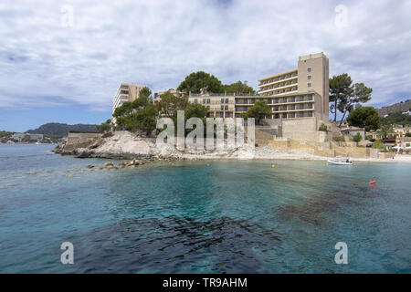 PAGUERA, MALLORCA, SPANIEN - 29. MAI 2019: Hotel am Meer in der Nähe der türkisfarbenen Wasser am 29. Mai 2019 in Paguera, Mallorca, Spanien. Stockfoto