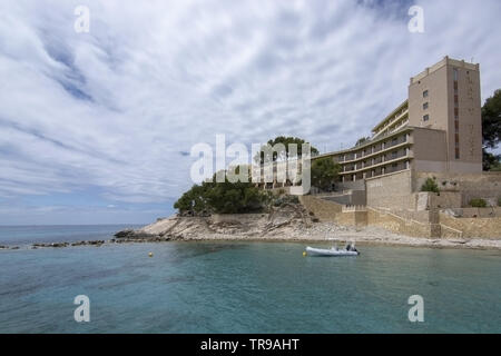 PAGUERA, MALLORCA, SPANIEN - 29. MAI 2019: Hotel am Meer in der Nähe der türkisfarbenen Wasser am 29. Mai 2019 in Paguera, Mallorca, Spanien. Stockfoto