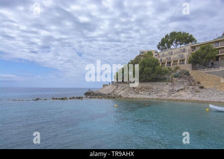 PAGUERA, MALLORCA, SPANIEN - 29. MAI 2019: Hotel am Meer in der Nähe der türkisfarbenen Wasser am 29. Mai 2019 in Paguera, Mallorca, Spanien. Stockfoto