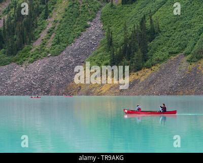 Touristen fahren in Lake Louise, Improvement District 9, Banff National Park, Jasper, Alberta, Kanada Stockfoto