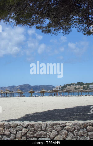 SANTA PONSA, MALLORCA, SPANIEN - 29. MAI 2019: Sandstrand an einem sonnigen Tag mit Menschen Mai 29, 2019 in Santa Ponsa, Mallorca, Spanien. Stockfoto