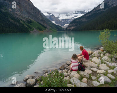 Paar am Lakeside, Lake Louise, Improvement District 9, Banff National Park, Jasper, Alberta, Kanada Stockfoto