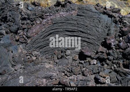 Amazing lava Felder zwischen Mauna Kea und Mauna Loa Vulkane auf der grossen Insel von Hawaii, ohne Leben außer einigen seltenen Fällen Stockfoto