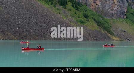 Touristen fahren in Lake Louise, Improvement District 9, Banff National Park, Jasper, Alberta, Kanada Stockfoto