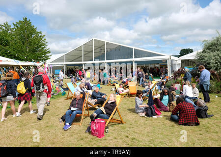 Hay Festival, Heu auf Wye, Powys, Wales, Großbritannien - Freitag, 31. Mai 2019 - Besucher genießen eine Pause zwischen auf dem Festival Rasen außerhalb der Buchladen, als die Sonne am Freitag Nachmittag entsteht. Die elf Tage Festival mit über 800 Veranstaltungen viele Kinder - das Heu Festival weiterhin Sonntag, den 2. Juni. Foto Steven Mai/Alamy leben Nachrichten Stockfoto