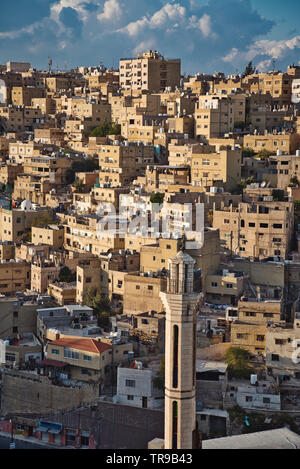 Foto der Stadt Amman am Sonnenuntergang Stockfoto