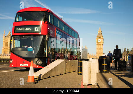 London Bus auf die Westminster Bridge vorbei Anti Fahrzeug Hindernisse
