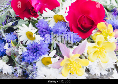 Ein Blumenstrauß mit einer Menge eine andere Blumen. Close-up. Stockfoto