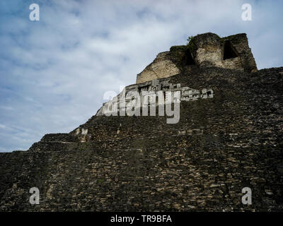 Low Angle View von Ruinen der Maya Pyramide, die alten Maya Archäologische Stätte, San José Succotz, Cayo District, Belize Stockfoto