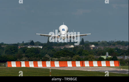 Airbus Airbus A300-600ST Beluga, F-GSTF Ansatz an Hawarden zu landen Stockfoto