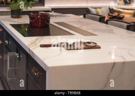 Marmor Küche Insel mit Keramik Schalen auf Holzbrett Stockfoto