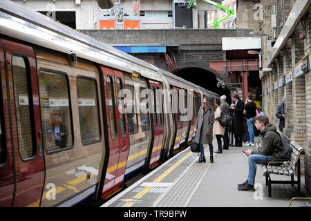 Passagiere Pendler, die an den Bahnhöfen der Barbican Station in der City of London in England IN einen U-Bahn-Wagen EINSTEIGEN, KATHY DEWITT Stockfoto