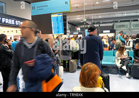 Passagiere der Vorbereitung warten auf Flüge auf der elektronischen Anzeigetafel in Lissabon Flughafen Abflug Lounge im April 2019 Lisboa, Portugal Europa suchen Stockfoto