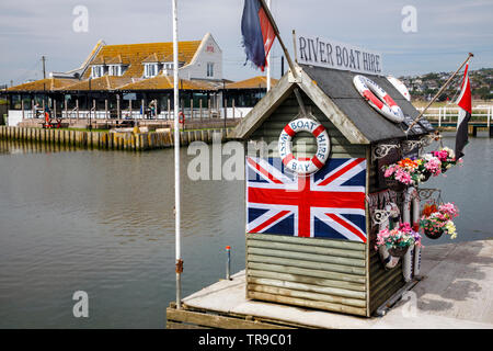 WEST Bay, Großbritannien - 26 Mai 2019: West Bay, auch als Bridport Hafen bekannt ist, ist ein kleiner Hafen- und Badeort an der englischen Kanalküste in Dors Stockfoto