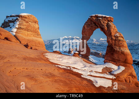 Zarte Bogen und La Sal Mountains unter Schnee, Arches-Nationalpark, Moab, Utah, USA Stockfoto